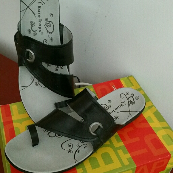 black bare trap sandals